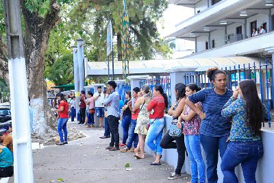 notícia: Mais de 2,7 mil candidatos faltam às provas do concurso público da Fcria