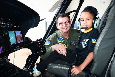 notícia: Menino de 6 anos realiza sonho de conhecer a base do Grupo Tático Aéreo