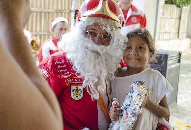 notícia: Bombeiros levam 'Papai Noel Operacional' para distribuir presentes no Hospital da Criança