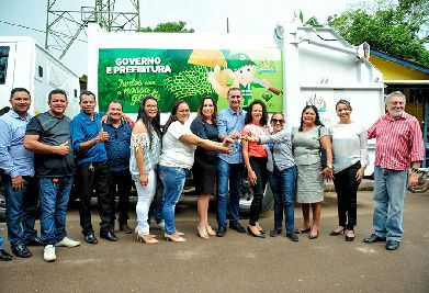 notícia: Governo entrega caminhão para coleta e compactação de lixo em Pracuúba