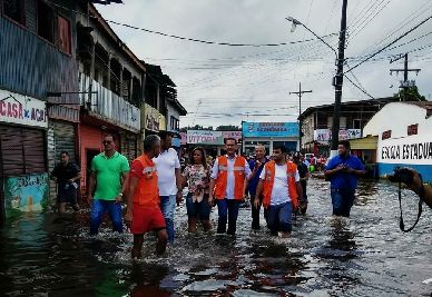 notícia: Governo já distribuiu 114 mil litros de água potável aos afetados pela cheia no Jari