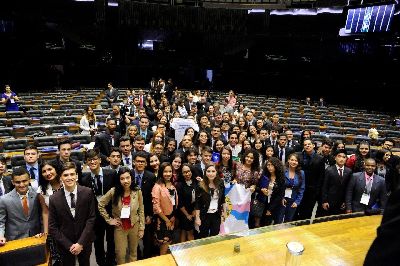 notícia: Estudantes já podem se inscrever no Parlamento Jovem Brasileiro 