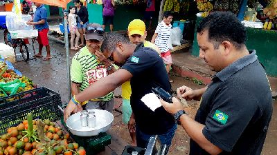 notícia: Ipem fiscaliza mercado municipal de Santana e orienta feirantes sobre uso de balanças