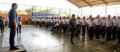 notícia: Solenidade militar marca início do ano letivo na Escola Antônio Messias