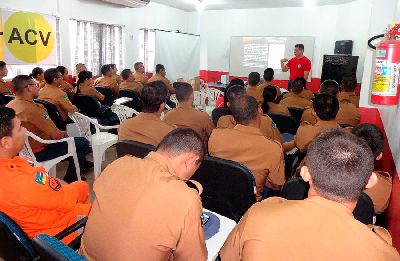 notícia: Por meio de palestra, bombeiros são orientados sobre problemas relacionados à postura