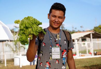 notícia: Estudante conhece cultivo hidropônico na 3ª ExpoVale e se interessa pela técnica inovadora