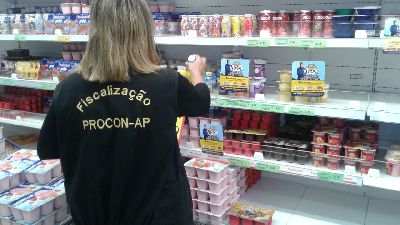 notícia: Procon/AP apreende produtos fora do prazo de validade em supermercado