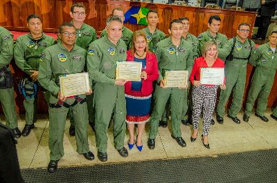 notícia: Equipe que realizou parto no ar recebe honraria do Legislativo