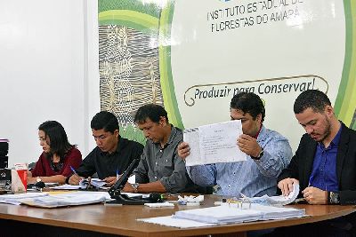 notícia: Governo do Estado inicia habilitação de empresas para exploração florestal no Amapá