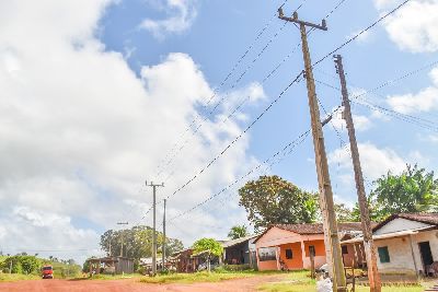 notícia: Agrovila do Carnot recebe energia 24 horas após interligação ao Sistema Nacional