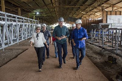 notícia: Vice-governador visita empresa e destaca valorização da mão de obra local