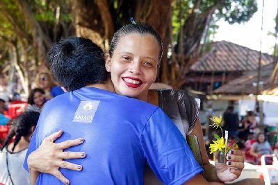 notícia: Distribuindo abraços e flores que simbolizam a vida, EAP encerra 'Setembro Amarelo'