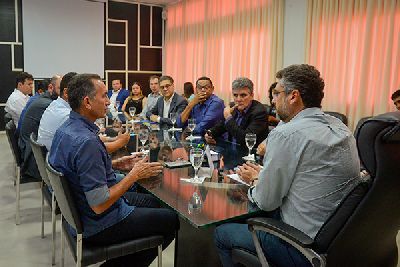 notícia: Governo do Estado e Prefeitura tratam parcerias para realização de serviços em Macapá