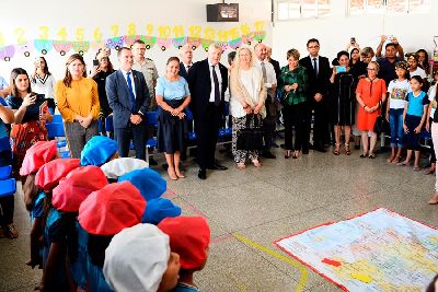 notícia: Pronúncia da língua francesa por estudantes de escola bilíngue chama atenção de embaixador