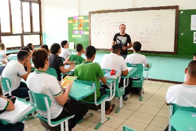 notícia: Governo sanciona lei que estabelece proteção aos professores e profissionais da Educação