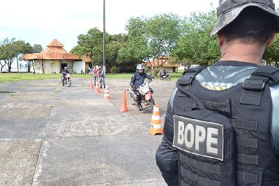 notícia: Patrulheiros que fazem rondas nas escolas participam de qualificação com o Bope