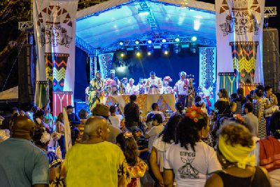notícia: Cortejo, Missa dos Quilombos e apresentações marcam 1ª noite do Encontro dos Tambores