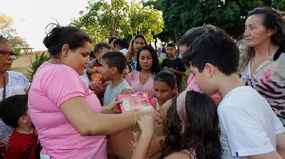 notícia: ‘Mães e filhos’ são acolhidos em programação do Outubro Rosa