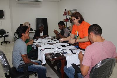 notícia: População aprende a customizar camisas em oficina na Casa do Trabalhador