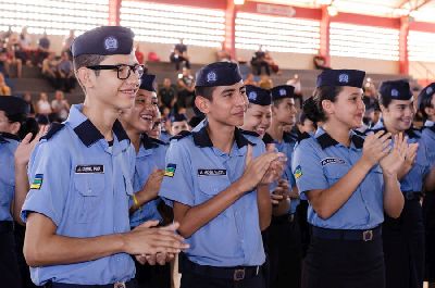 notícia: Emoção na entrega de honraria a alunos destaque de escola de gestão compartilhada 