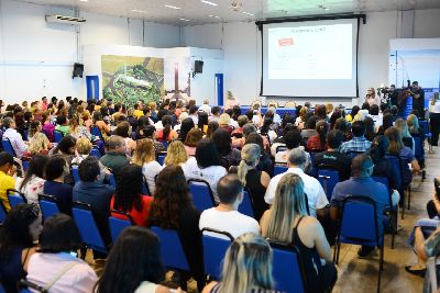 notícia: Professores conhecem programa que busca paz nas escolas