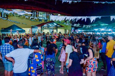 notícia: Arraial: Artesanato e alimentos geram R$ 11,3 mil em vendas durante evento junino