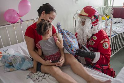 notícia: Cantata natalina e distribuição de presentes alegram manhã de crianças na pediatria