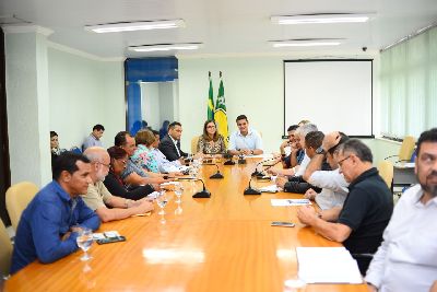 notícia: Governo apresenta nova meta educacional do Colabora Amapá a prefeitos amapaenses