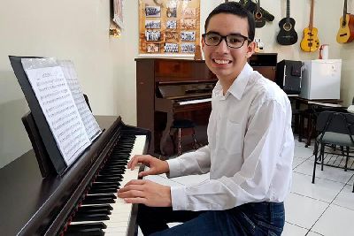 notícia: Pianista autista de 15 anos fará abertura da I Semana Azul TEAcolho do Super Fácil