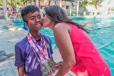 notícia: Nadador paralímpico de projeto social da PM conquista medalhas de ouro e prata