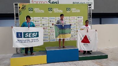 notícia: Jovem atleta ganha ouro nos 50 metros borboleta nos Jogos Escolares em SC