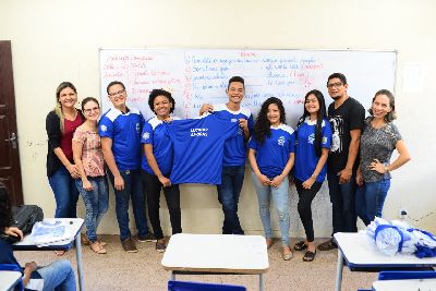 notícia: Governo entrega uniformes para estudantes das novas escolas de tempo integral