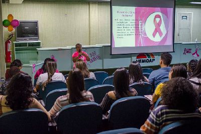 notícia: Hemoap fala com acadêmicos sobre câncer e leva demonstrações de autoexame