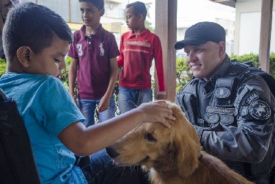 notícia: Crianças do Creap têm novo encontro com cães do Bope: ‘Nem percebem que estão em terapia’