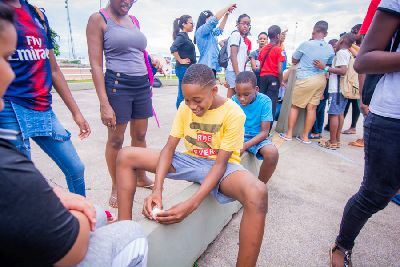 notícia: Jovens turistas guianenses se impressionam com equilíbrio do ovo na Linha do Equador