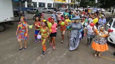 notícia: Idosos trocam o esporte pelo samba no pé com o Quinta Feliz na Folia