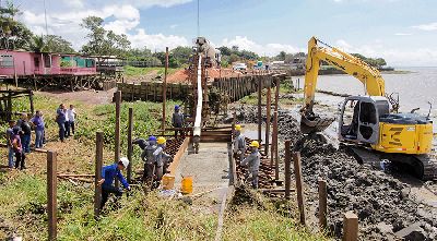 notícia: Muro de arrimo chega a 50% da obra e impede avanço do Rio Amazonas