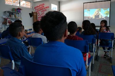 notícia: Programação de férias de escola bilíngue exibe filme francês para estudantes