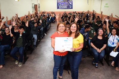 notícia: Governo faz entrega simbólica de materiais e equipamentos às escolas de tempo integral