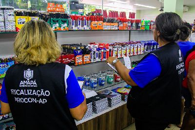 notícia: Procon fiscaliza itens da lista de material escolar em Macapá