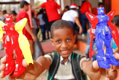 notícia: 'Natal da Solidariedade' encanta crianças do Goiabal e Lagoa dos Índios