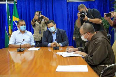notícia: Waldez e Davi firmam parceria para Amapá realizar 5 mil cirurgias de catarata