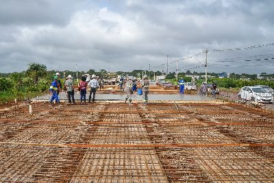 notícia: Nova Duca Serra: ponte da Lagoa dos Índios passa para a etapa de pavimentação