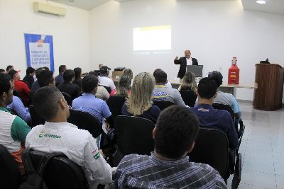 notícia: Procon orienta frentistas de Macapá e Santana sobre teste de qualidade em combustível