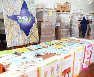 notícia: Programa Criança Alfabetizada entrega mais de 88 mil kits pedagógicos às escolas de todo Amapá