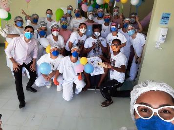 notícia: Após vencer a covid-19, paciente fantasiado recebe alta e faz pedido de casamento