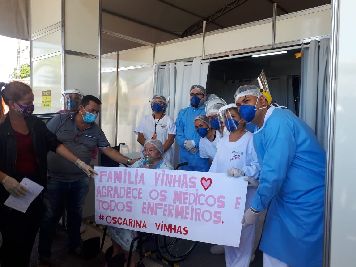 notícia: Pacientes curados de covid-19 comemoram vitória na luta contra o vírus
