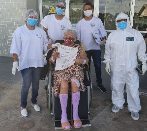 notícia: No Amapá, idosa de 83 anos recebe alta após se recuperar da covid-19