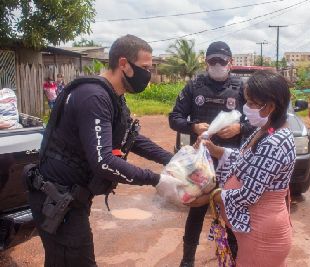 notícia: Polícia Civil distribui  300 cestas básicas para famílias amapaenses