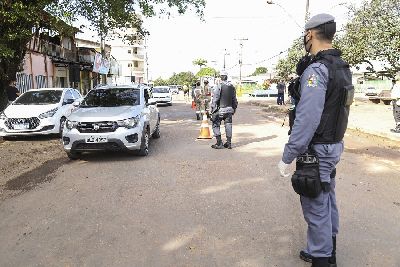 notícia: Lockdown: Operação inicia com barreiras e serviços nos bairros mais afetados pela Covid-19